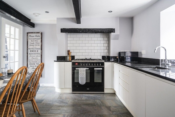 Double oven range cooker.