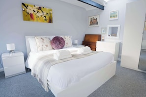 3 bedrooms, desk, iron/ironing board, travel crib - Hatfield Cottage, Bath - 3-bed | private garden (Bath)