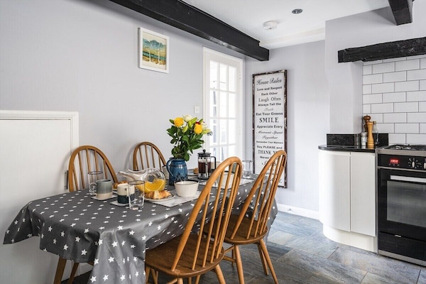 Large dining table for you to enjoy your breakfast, lunch or dinner!