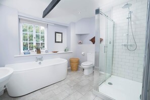 Baignoire, sèche-cheveux, serviettes fournies, shampoing