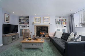 TV, fireplace, offices - Hatfield Cottage, Bath - 3-bed | private garden (Bath)