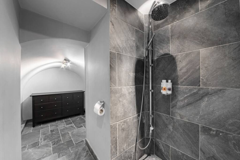 Bathtub, hair dryer, towels, shampoo