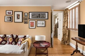 テレビ、暖炉、書庫