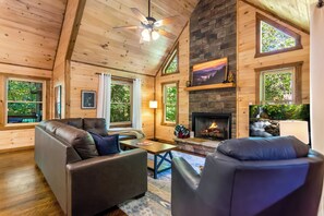 Älytelevisio, takka, pöytätennispöytä