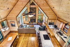 Älytelevisio, takka, pöytätennispöytä