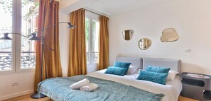 6 bedrooms, in-room safe, desk, iron/ironing board - By the water in the most beloved Parisian neighborhood-Canal St Martin (Paris)