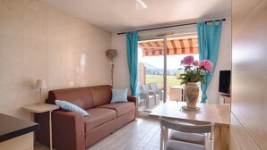 TV - Beautiful Studio With Terrace   Near The Sea! (Carqueiranne)