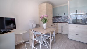 Dining - Beautiful Studio With Terrace   Near The Sea! (Carqueiranne)