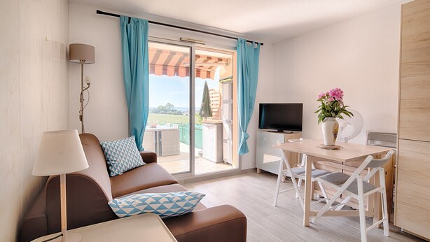 TV - Beautiful Studio With Terrace   Near The Sea! (Carqueiranne)