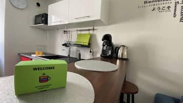 Réfrigérateur, micro-ondes, cafetière/bouilloire