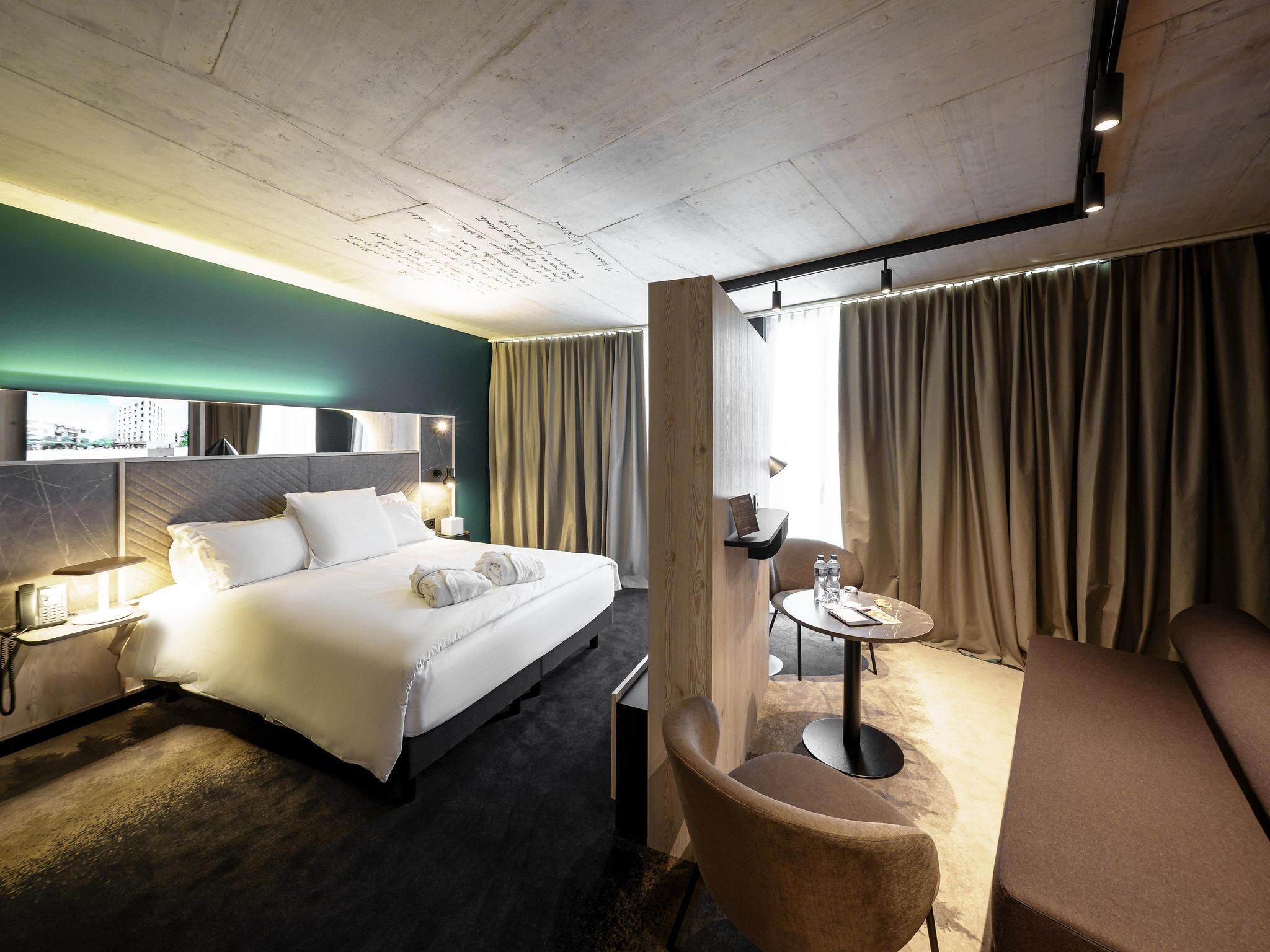 Suite Junior, 1 très grand lit et 1 canapé-lit (Lounge) | Minibar, décoration personnalisée, chambres insonorisées, Wi-Fi gratuit