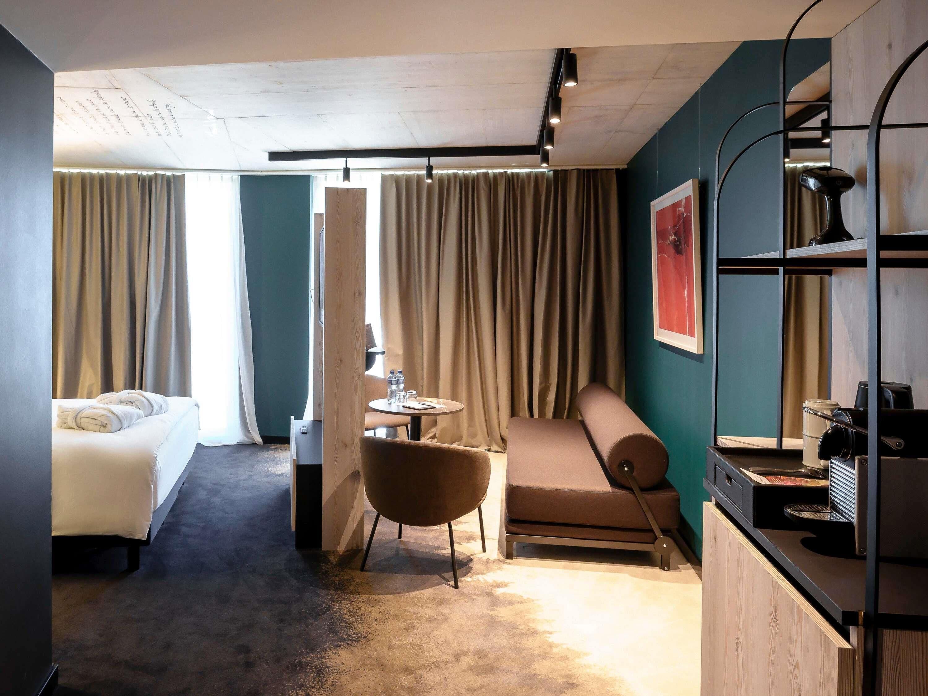 Minibar, decoración personalizada y sistema de insonorización 