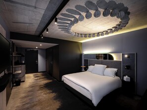 Una habitación de hotel moderna con una cama grande, un televisor montado en la pared y un diseño de techo original.
