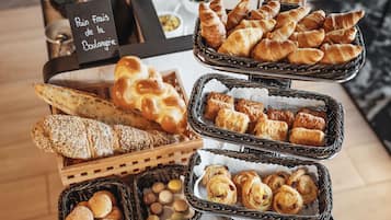 Bữa sáng buffet hàng ngày với phụ phí nhỏ