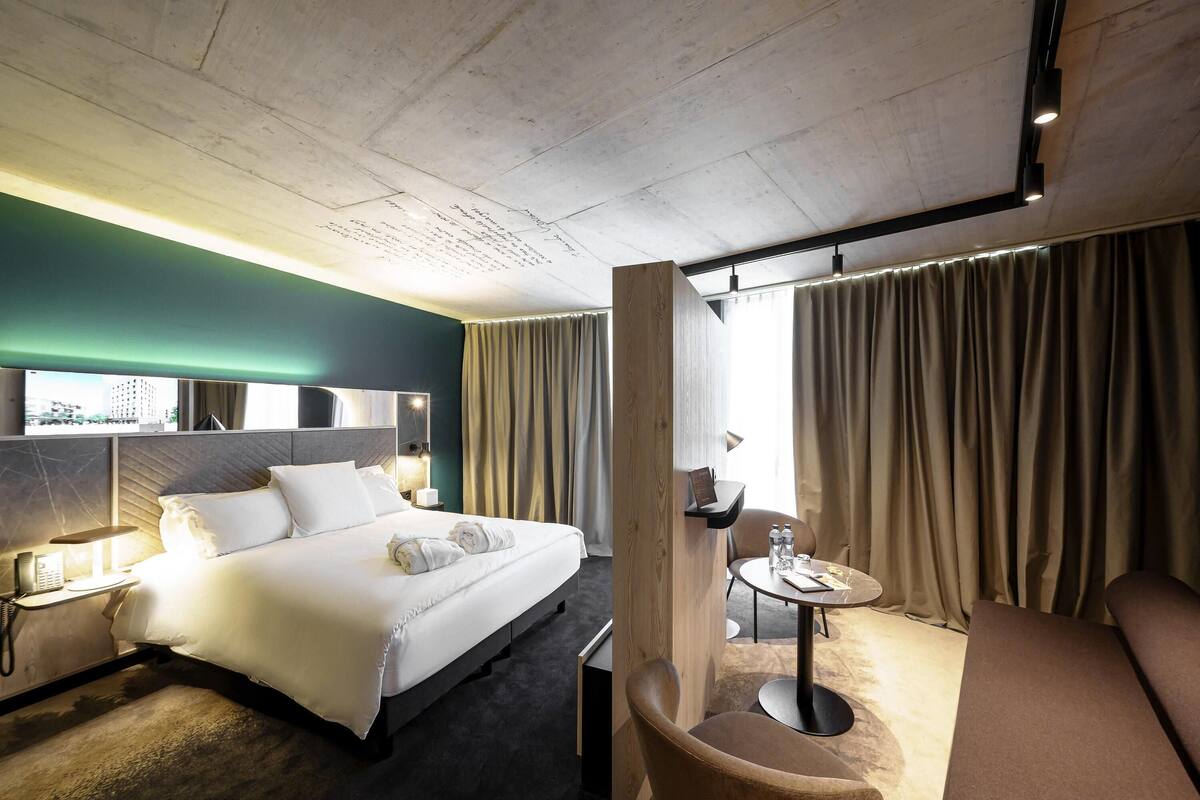 Junior Suite, 1 King Bed with Sofa bed (Lounge) | Minibar, soundproofing, free WiFi, individually decorated