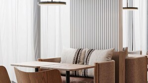 Un interior moderno con un sofá, sillas y una mesa.