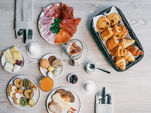 Tägliches Frühstücksbuffet gegen Gebühr