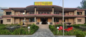 Hotel Pine Breeze And Restaurant