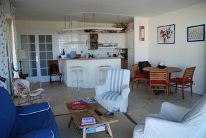 TV - Luxury apartment with beautiful view of the sea and the beach of Royan (Saint-Georges-de-Didonne)