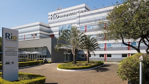 Das Rio Hotel by Bourbon mit modernem Design, einer Beschilderung für Veranstaltungen und Restaurant sowie einer begrünten Eingangsbereich.
