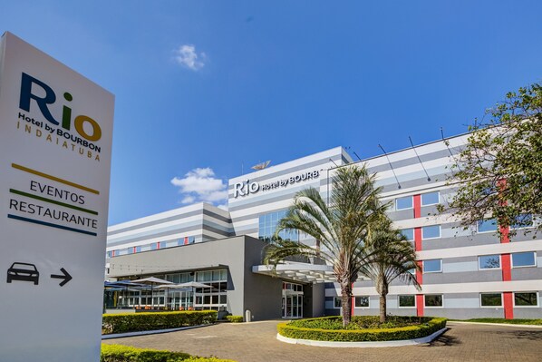 A modern hotel building with a sign indicating it is the Rio Hotel by Bourbon Indaiatuba.
