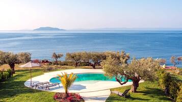 Inomhuspool och utomhuspool