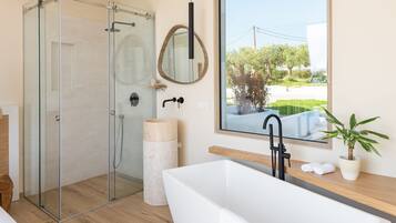 Badkar/dusch, hårtork, handdukar och tvål