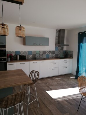 Fridge, microwave, oven, stovetop - 4 Bedroom Private vacation home in Baden (Baden)