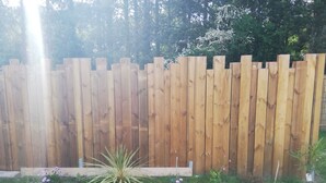 A wooden fence with a small plant in front. - 4 Bedroom Private vacation home in Baden (Baden)