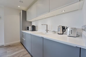 Kühlschrank, Mikrowelle, Ofen, Herdplatte