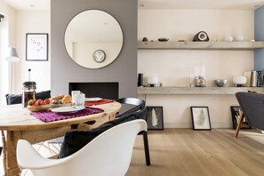 Dining - Cosy Fisherman’s Cottage, minutes from High Street, Harbour & Beach (Whitstable)