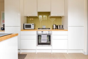 Fridge, microwave, oven, stovetop - Cosy Fisherman’s Cottage, minutes from High Street, Harbour & Beach (Whitstable)