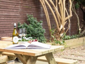 Outdoor dining - Cosy Fisherman’s Cottage, minutes from High Street, Harbour & Beach (Whitstable)