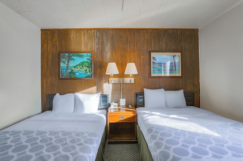 Love Hotels Silver Street by OYO at Hurley WI