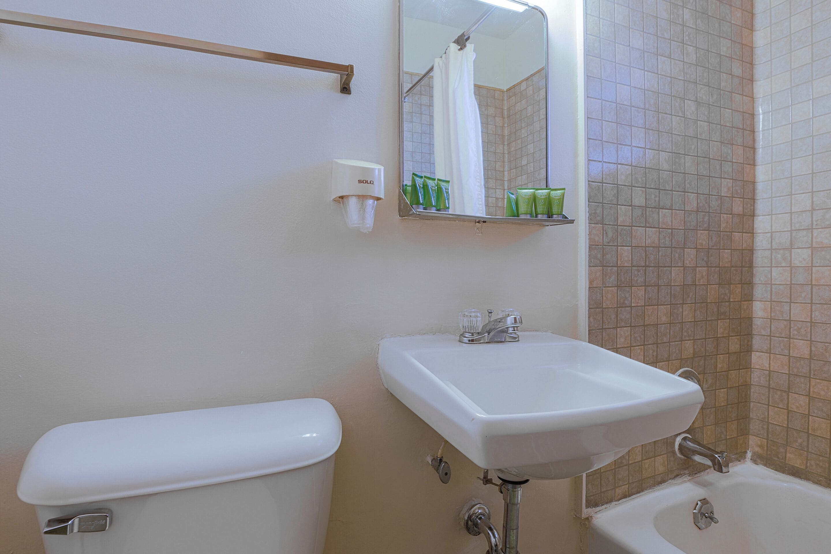 Ducha, artículos de tocador gratuitos, toallas