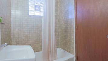 Regadera, amenidades de baño gratuitas, toallas