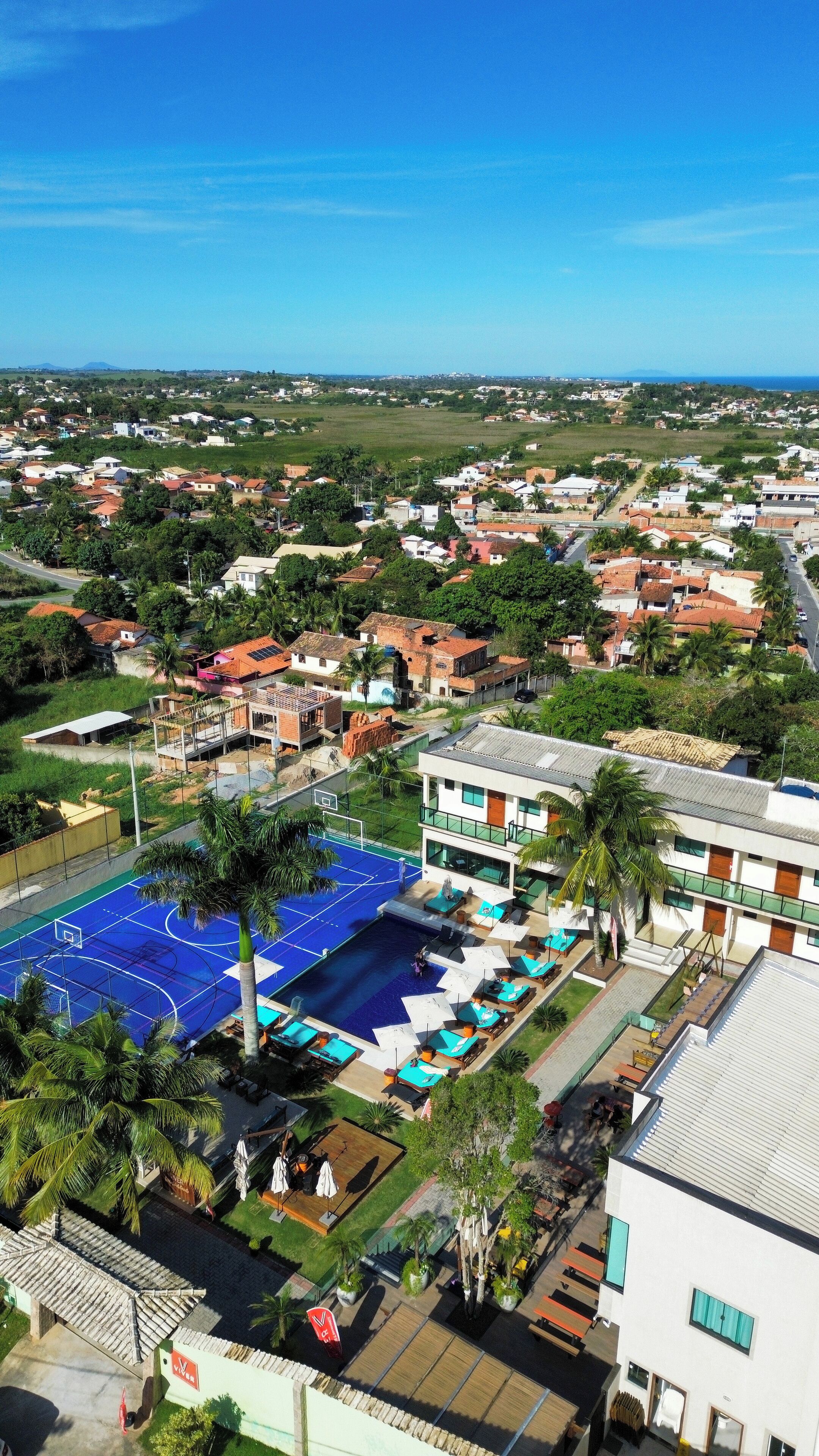 Un resort con piscina, mobiliario exterior y vistas del entorno.