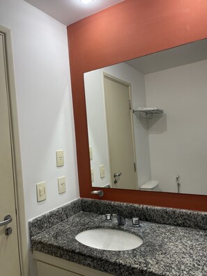 Douche, serviettes fournies, papier toilette