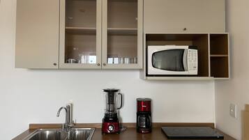 Micro-ondas, cooktop, cafeteira/chaleira, liquidificador