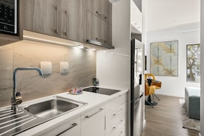 Kühlschrank, Mikrowelle, Wasserkocher, Toaster