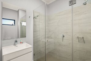 Douche, sèche-cheveux, serviettes fournies, papier toilette