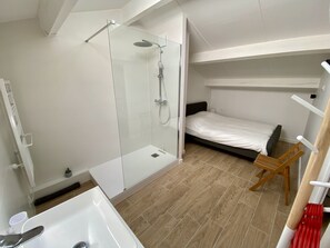 3 slaapkamers, een strijkplank/strijkijzer, gratis wifi, beddengoed