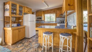 Kjøleskap, mikrobølgeovn, ovn og kokeplater