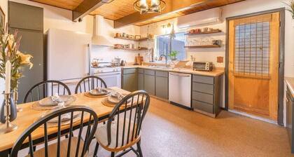 Torii Alpine House - Modern, Modified A - Frame