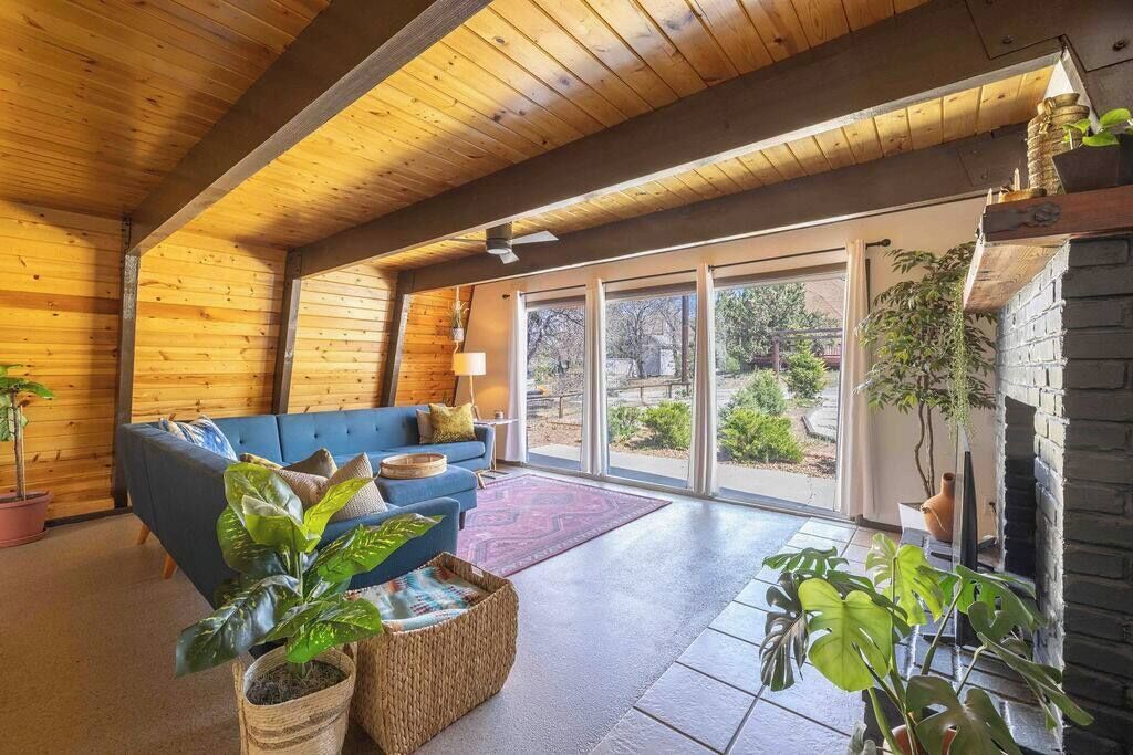 Televisión, chimenea y oficina 