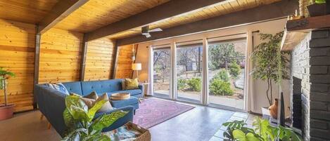 Televisión, chimenea y oficina