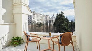 A balcony with two wicker chairs, a small table, and a potted plant. - The Social Hub Madrid 4 star (Madrid)