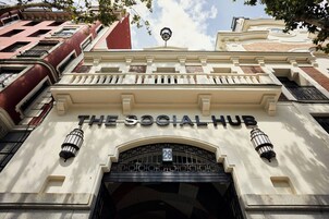 Un edificio con il cartello 'The Social Hub', un ingresso decorativo e il numero '28' sopra la porta.
