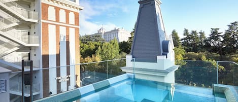 Outdoor pool, pool loungers