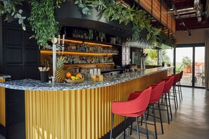 Bar (trong khuôn viên)